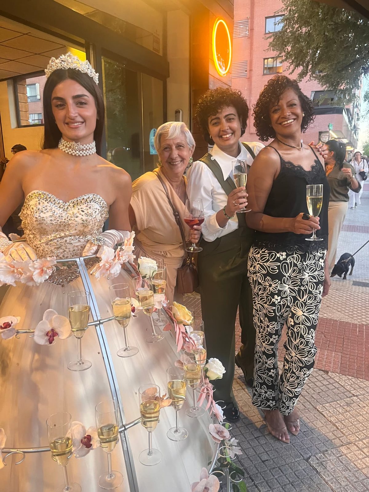Invitadas con copas de cava en la puerta de MalAmore el día de la inauguración