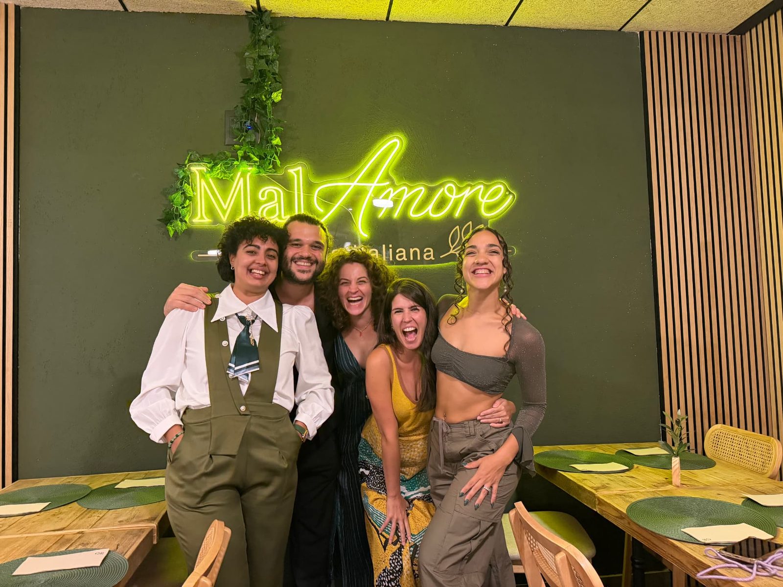 Risas de celebración con amigos durante la gran apertura